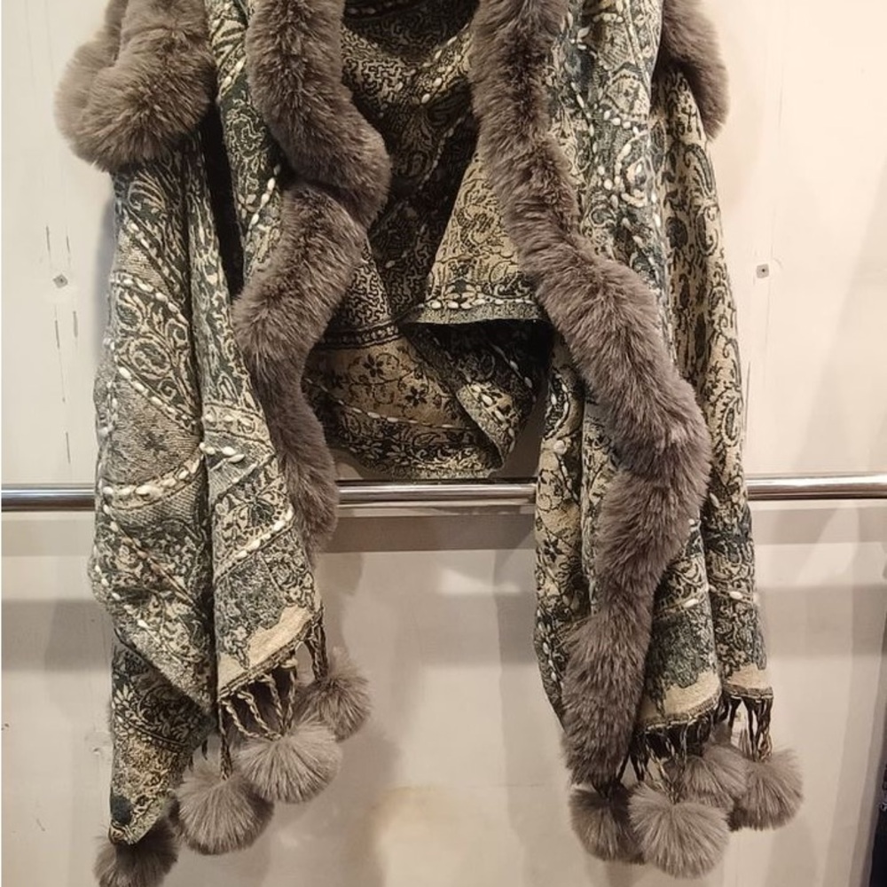 Elegant Gray Fur-Trimmed Shawl ponchu